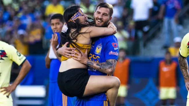 Aficionada abraza a Gignac durante el Campeón de Campeones 