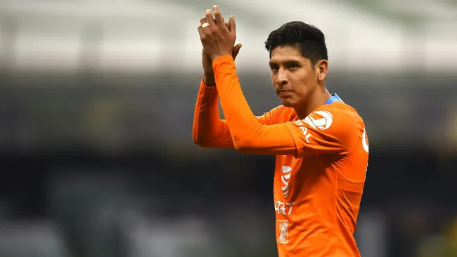 Edson Álvarez durante un partido contra Tigres