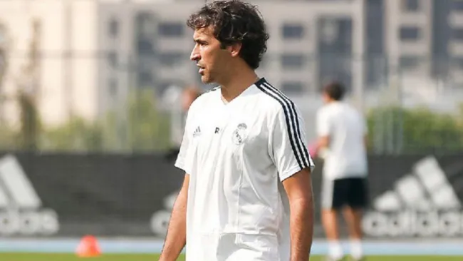 Raúl González dirige una práctica del Real Madrid infantil 