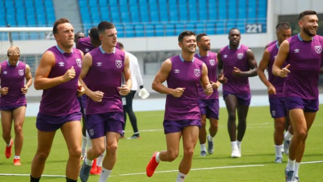 Jugadores del West Ham corren en una práctica 
