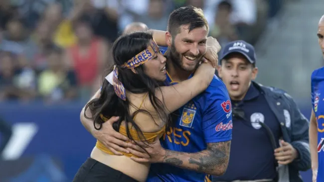 Espontánea abraza a Gignac