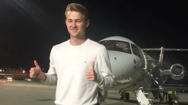 Matthijs de Ligt arriba a Turín