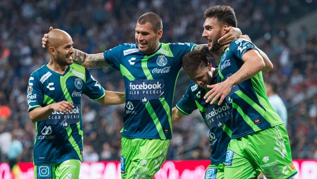 Chatón Enríquez festja gol con el Puebla