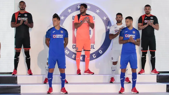 Futbolistas de Cruz Azul modelan la nueva playera de local