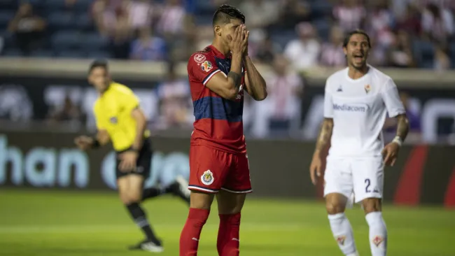Alan Pulido en lamento tras fallar un penalti ante la Fiorentina 