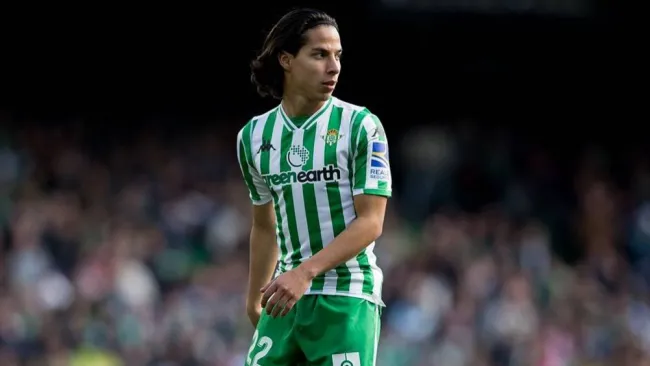 Diego Lainez en partido con el Betis