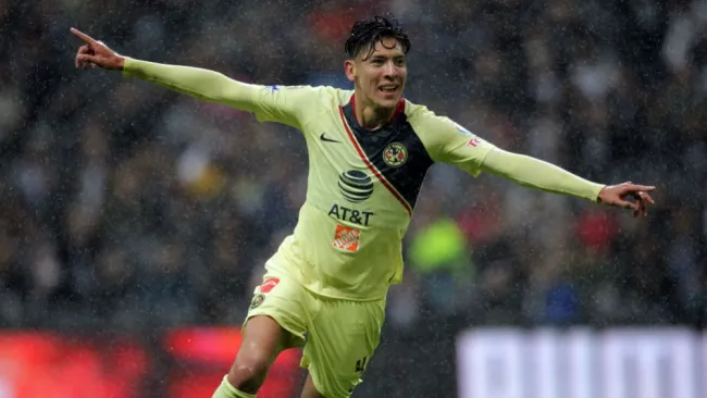 Edson Álvarez festeja una anotación con el América