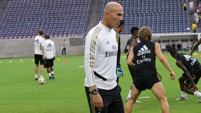 Zinedine Zidane dirige una sesión del Real Madrid 