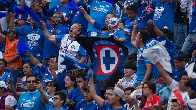 Aficionados de Cruz Azul apoyan desde la grada
