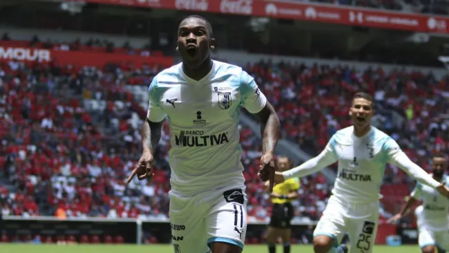 Fabián Castillo festeja gol ante Toluca