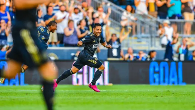 Marco Fabián festejando su anotación ante Chicago