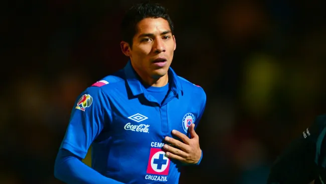 Javier Aquino durante un partido con Cruz Azul 
