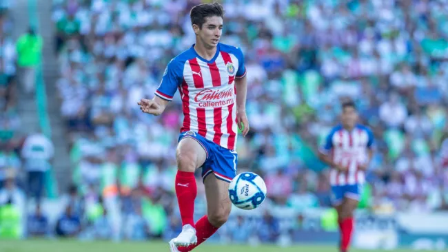 Isaac Brizuela controla la redonda en juego contra los Guerreros