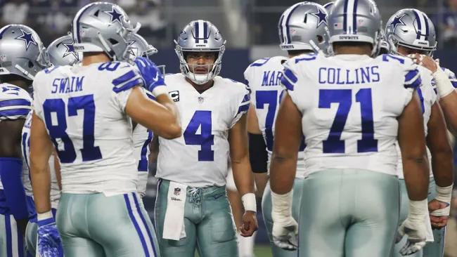 Prescott da indicaciones a sus jugadores en un partido de Dallas
