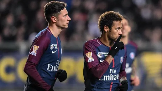Julian Draxler y Neymar en el terreno de juego