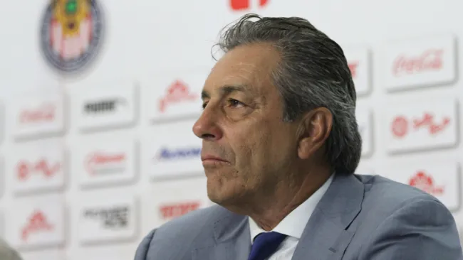 Tomás Boy en una conferencia de prensa de Chivas