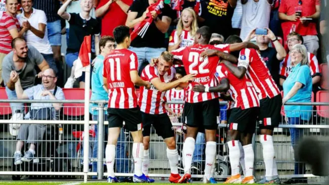 Jugadores del PSV festejan gol contra Basel