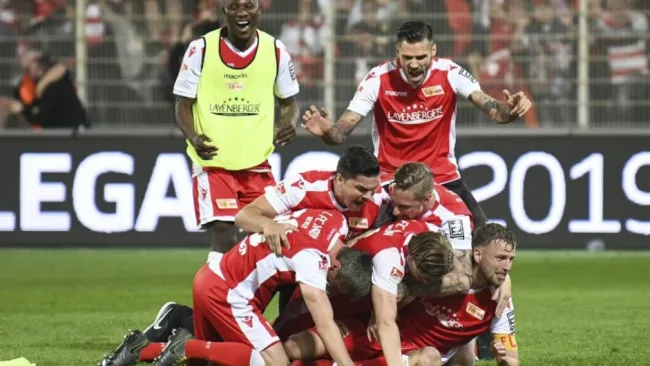 Jugadores del Union Berlín festejan el ascenso a la Bundesliga