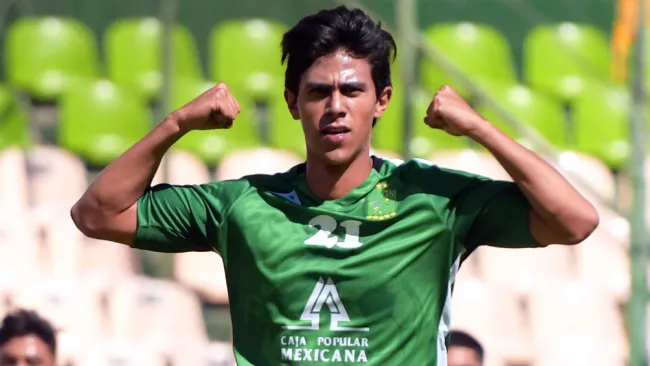José Juan Macías celebra un gol con el León 