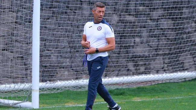 Pedro Caixinha, en un entrenamiento con Cruz Azul