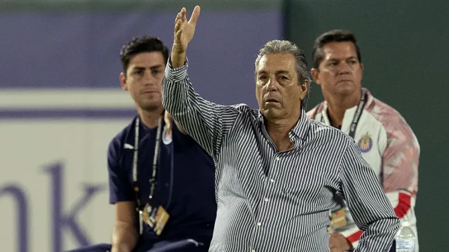 Tomás Boy reclama durante un partido de Chivas