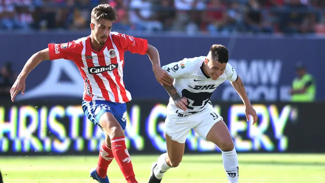 Ian González conduce balón en juego contra Pumas