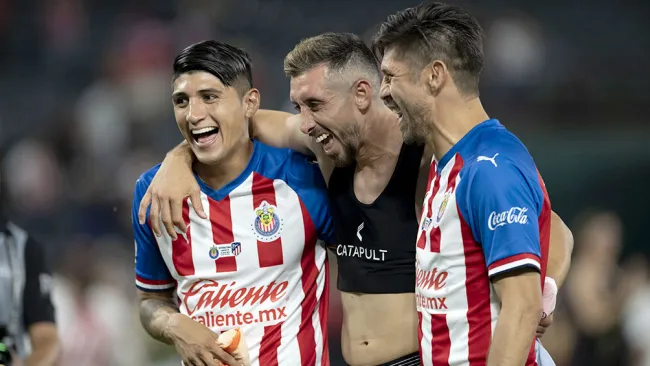 Alan Pulido, Héctor Herrera y Oribe Peralta bromean tras el partido