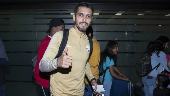 David Cabrera saluda a la cámara a su regreso de un partido de pretemporada