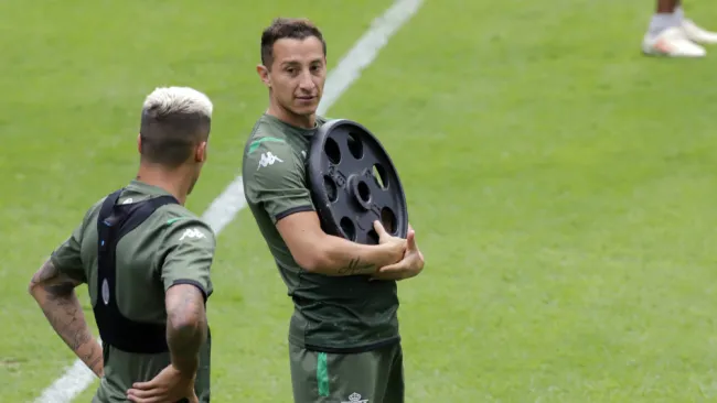 Andrés Guardado durante la práctica del Betis en el estadio Cuauhtémoc