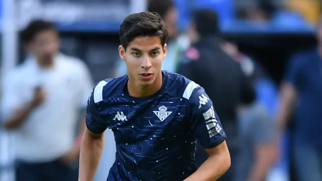 Diego Lainez, durante un calentamiento