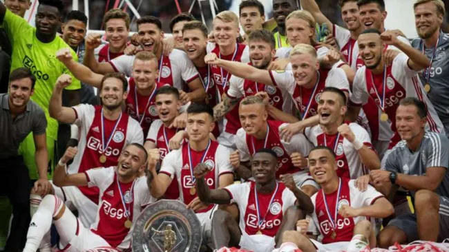 Jugadores del Ajax con la Supercopa