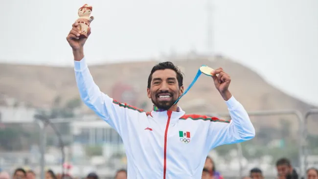 Crisanto Grajales presume su medalla de Oro en Lima 2019