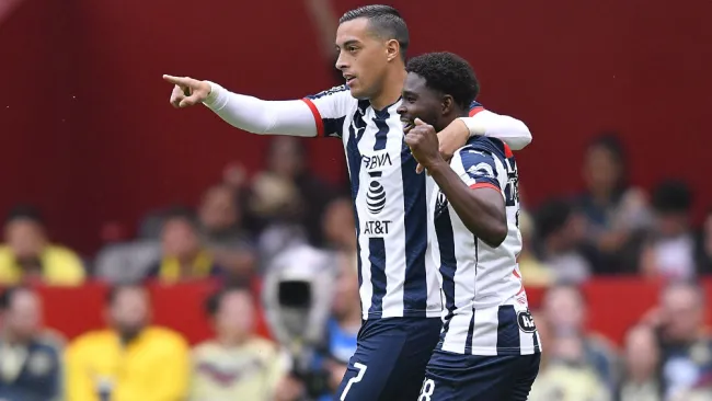 Jugadores de Rayados festejan un gol