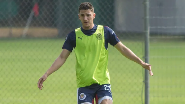 Hiram Mier, durante un entrenamiento con Chivas 
