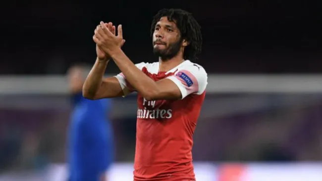 Mohamed Elneny durante un partido del Arsenal