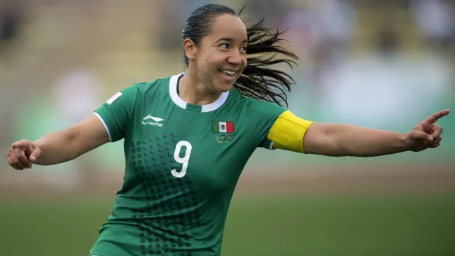 Charlyn Corral festeja un gol con México