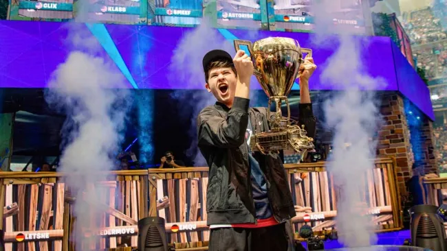 Bugha levanta la copa que lo acredita como campeón del Mundial de Fortnite