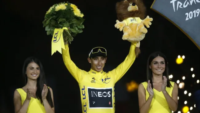 Egan Bernal festeja tras ganar el Tour de Francia 2019