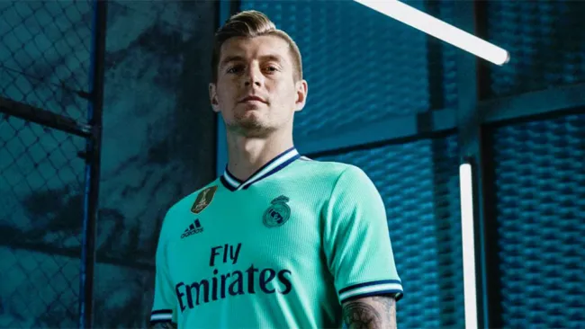 Toni Kroos luce el nuevo uniforme del Real Madrid