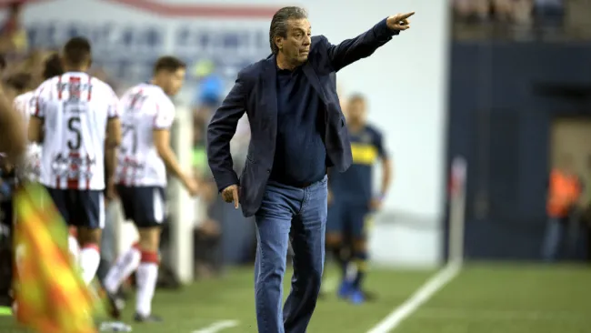 Tomás Boy dirige a sus pupilos en un encuentro ante Boca Juniors