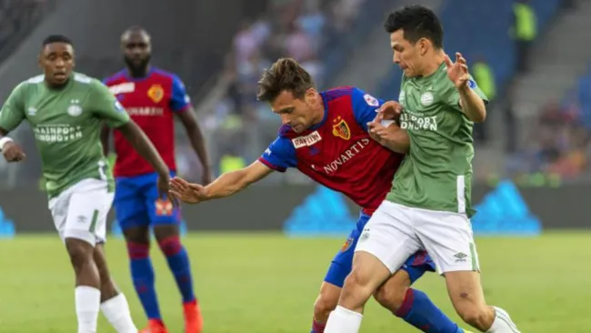 Lozano, disputa el balón durante el partido