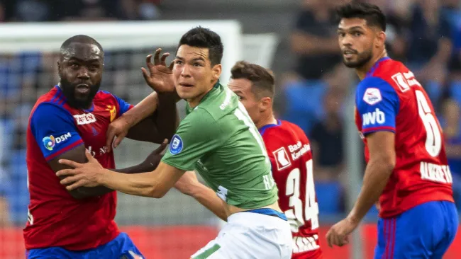 Lozano peleando un balón con Álvarez Balanta