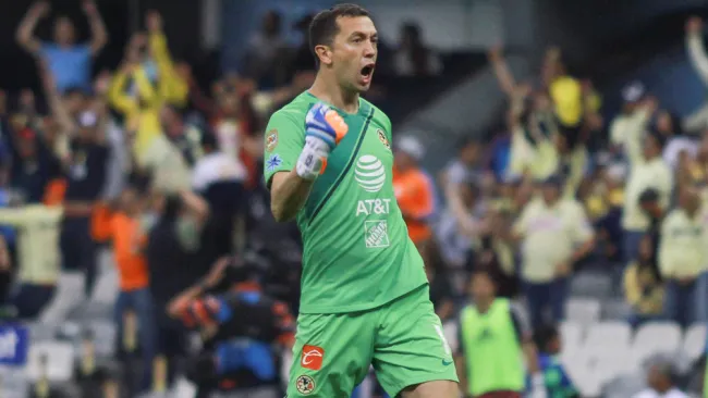 Agustín Marchesín celebra un anotación de América 