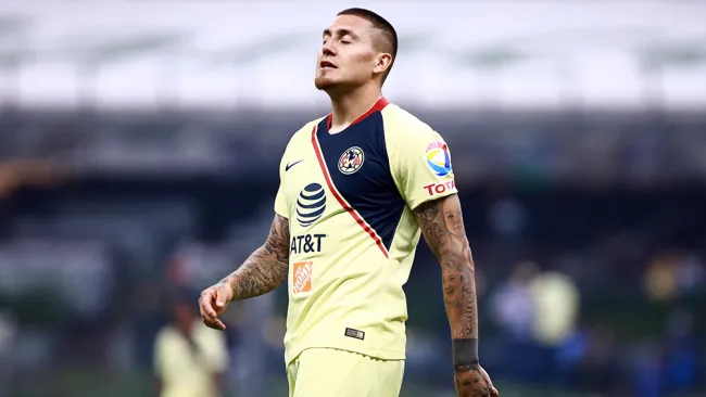Nico Castillo se lamenta en un partido con América 