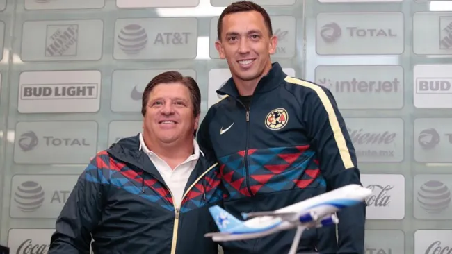 Piojo posa con Marchesín en la conferencia de despedida