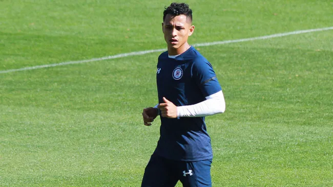 Yoshimar Yotún en un entrenamiento con Cruz Azul