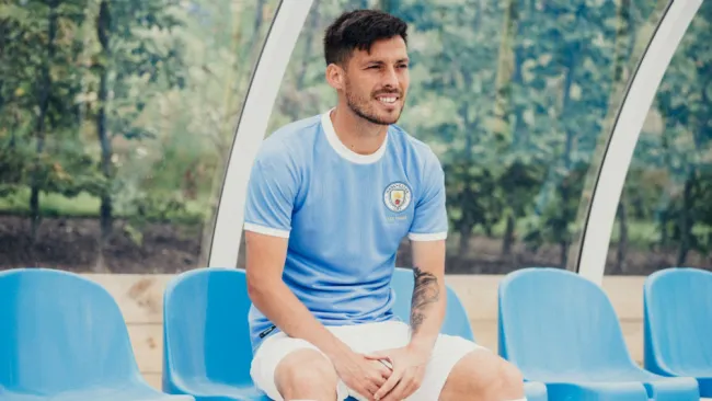 David Silva luce el uniforme de aniversario del Manchester City