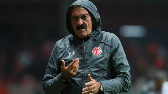 Ricardo La Volpe durante un juego de Toluca