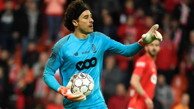 Ochoa, durante un partido del Standard