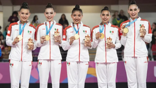 Karen Villanueva, Ana Galindo, Mildred Maldonado, Adriana Hernández y Britany Sainz con la medalla de oro 